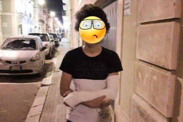 “Nessun ospedale toglie il gesso a mio figlio”, la denuncia di una madre