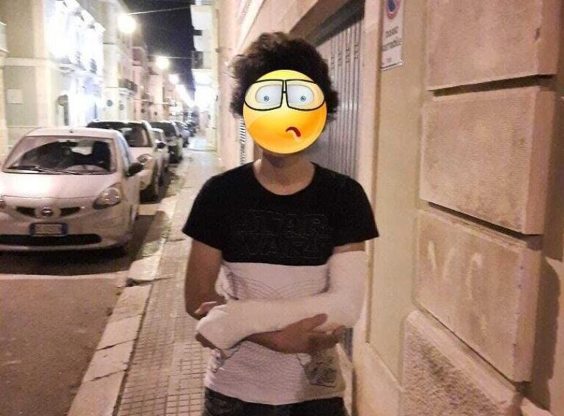 “Nessun ospedale toglie il gesso a mio figlio”, la denuncia di una madre