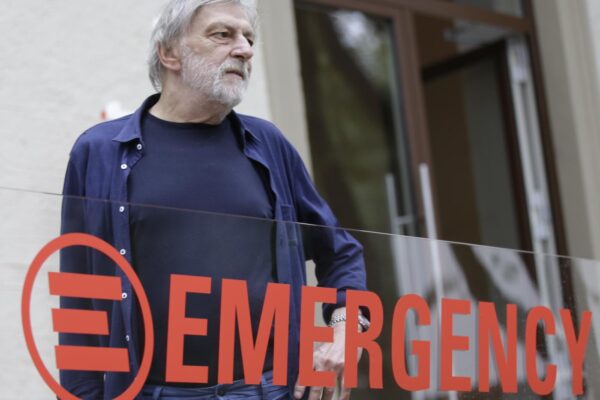 Chi era Gino Strada, un burbero buono che ci ha insegnato che l’umanità va salvata