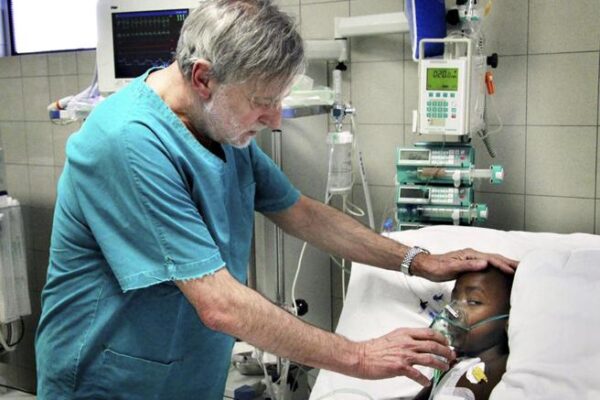 Chi era Gino Strada, il medico che odiava la guerra: “I pazienti vengono sempre prima di tutto”