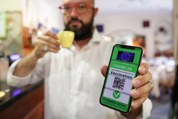 Green pass, le regole dal 1° settembre: cosa cambia per scuola, università e trasporti