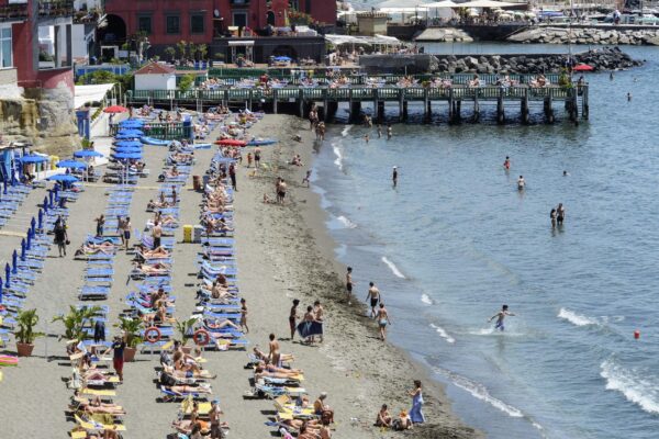 Napoli allo sbando tra lidi chiusi e mare negato: il flop dell’amministrazione arancione