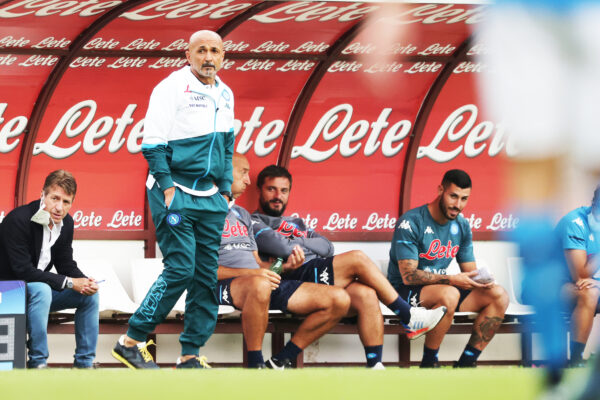 Tra campionato ed elezioni, Napoli torna a sperare: ma il club è ridimensionato e la città è “scassata”