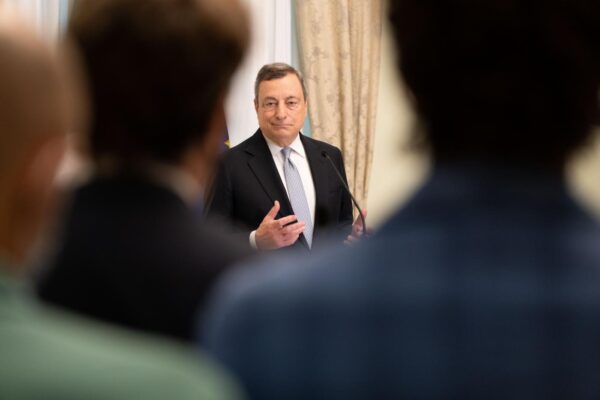 Draghi dà i compiti a casa per gli italiani: “Vaccinatevi e rispettate le regole”