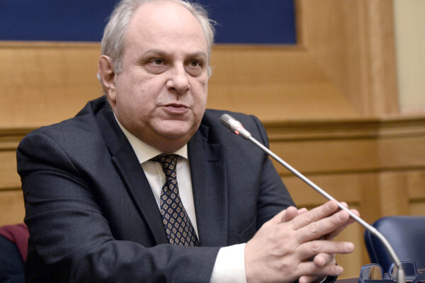 “Non si sconfigge il populismo con l’uomo solo al comando”, intervista a Mario Giro “Non si sconfigge il populismo con l’uomo solo al comando”, intervista a Mario Giro