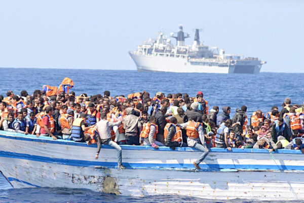 Salviamo i migranti, non spegniamo l’umanità dentro di noi