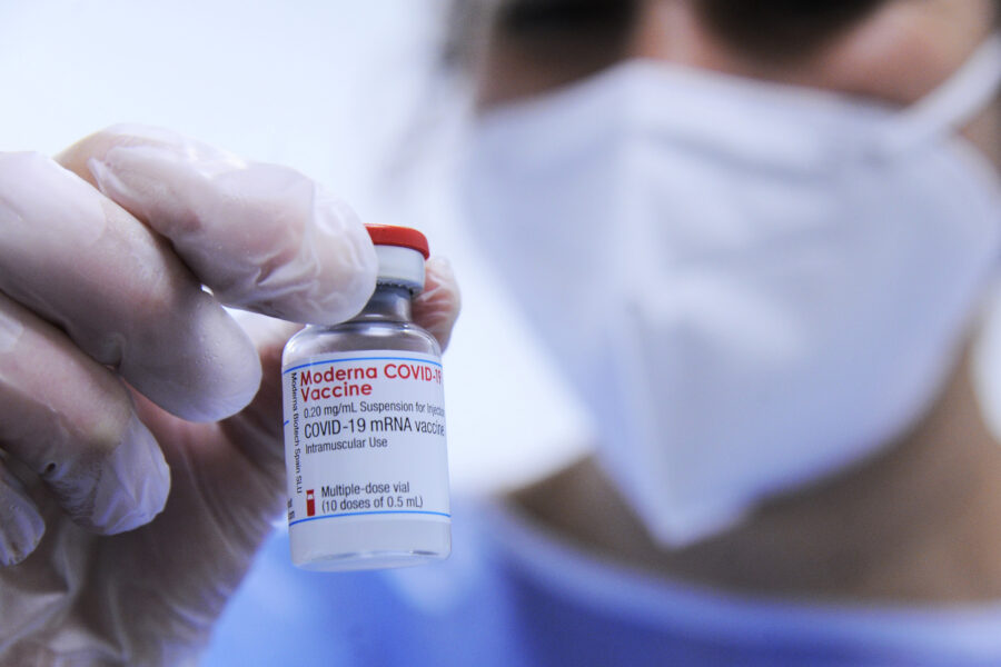Covid, dosi ‘sbagliate’ a migliaia di anziani: l’errore di Aifa sul vaccino Moderna
