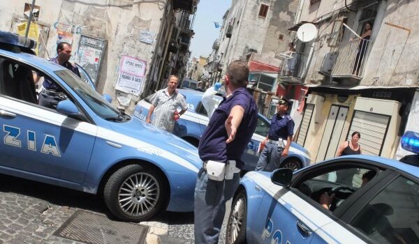 Napoli, donna uccide il marito nel sonno: l’omicidio in casa dove vivono anche a figlia e nipotina. “Mi sono difesa, mi aveva accoltellato”