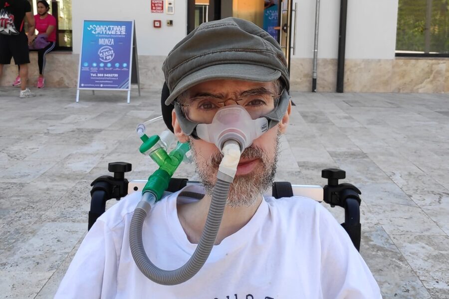 Addio al giornalista Nicolò Cafagna, raccontava con ironia la sua disabilità contro ogni pregiudizio