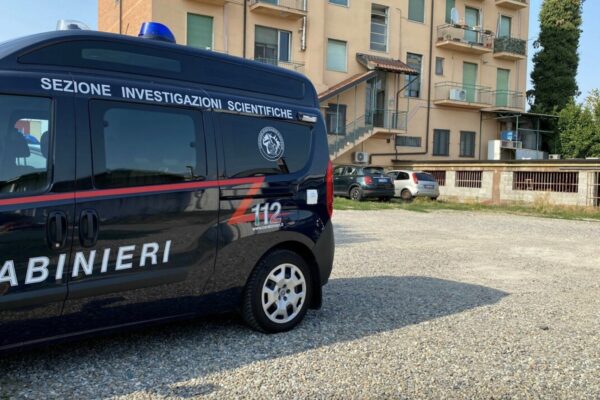 Uccide moglie e figlia 15enne, poi si spara dopo aver chiamato il 118: “Ora mi tolgo la vita”