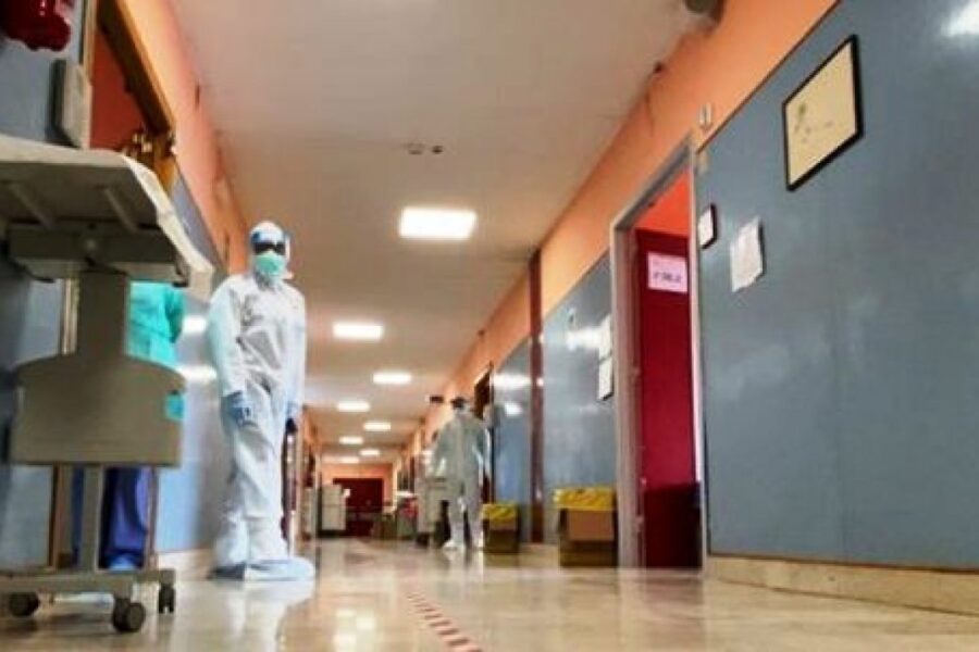“Devo tornare a casa”, positiva al Covid (e no vax) partorisce e fugge dall’ospedale