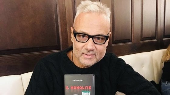 Il Monolite di Paolo Itri alla rassegna d’autore “Praia, a mare con”