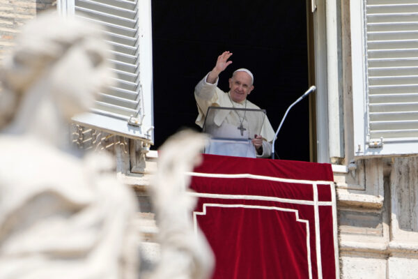 “Papa Francesco sta male e sta per dimettersi”, la fake news che piace ai nostalgici di Ratzinger…