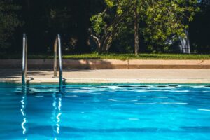 Dramma nel centro estivo, bimbo finisce nella piscina dei ‘grandi’ e muore annegato