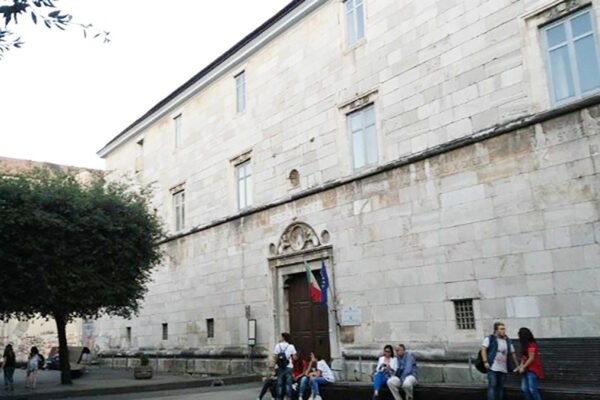 Tribunale di Nola, nonostante il caldo è vietato entrare con abbiti succinti