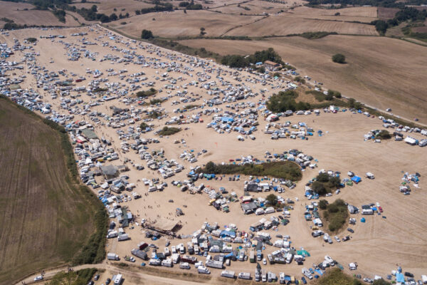 Rave party, “seconda vittima” e un positivo al covid ma la festa continua: “Impossibile sgomberare”