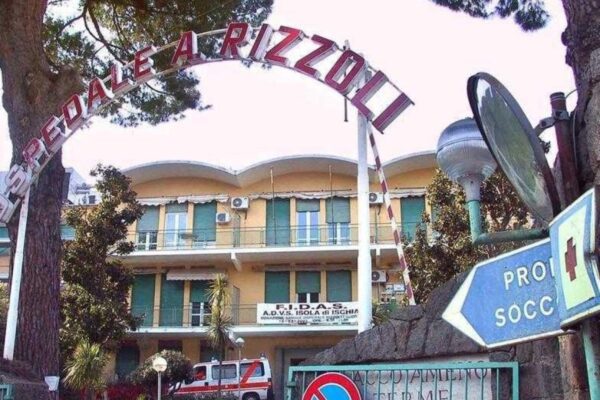 Intossicazione alimentare in hotel, colpiti oltre 100 clienti: corsa in ospedale a Ischia