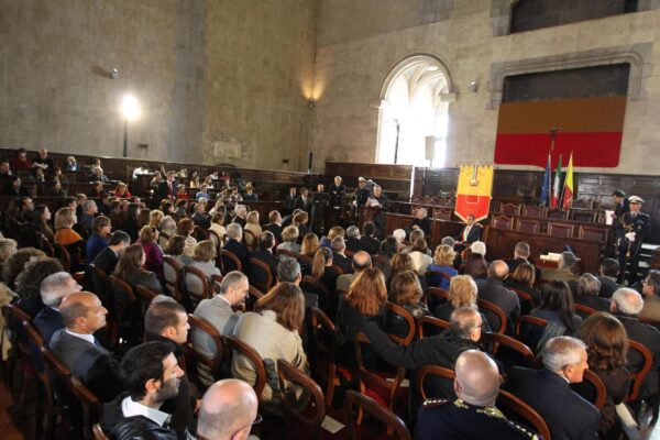 Foto Marco Cantile/LaPresse30-04-2014 Napoli (Italia)CronacaToni Servillo riceve la cittadinanza onoraria di Napoli. A consegnare l’onorificenza, nella sala dei Baroni al Maschio Angioino, il sindaco di Napoli Luigi de Magistris.Nella foto:la sala dei Baroni gremitaPhoto Marco Cantile/LaPresse30-04-2014 Naples (Italy)NewsToni Servillo honorary citizen of Naples. Presenting the award, in the hall of the Barons of the Angevin, the mayor of Naples, Luigi de Magistris.In the picture:the hall of the Barons