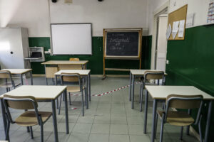 Dispersione scolastica, denunciato l’esercito dei genitori a Napoli: bimbi a casa e non in classe