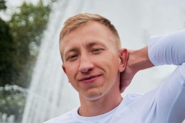 Dissidente di Lukashenko impiccato a Kiev, Vital Shyshov trovato nel parco: “Segni di pestaggio”