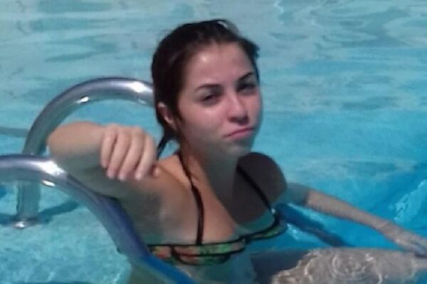 Simona sbranata a 20 anni da un branco di cani randagi: la gita con gli amici finita nell’orrore