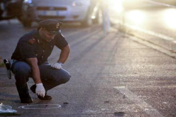 Raffica di spari dopo blitz e applausi, a Ponticelli si riparte con le stese: 11 proiettili contro palazzina