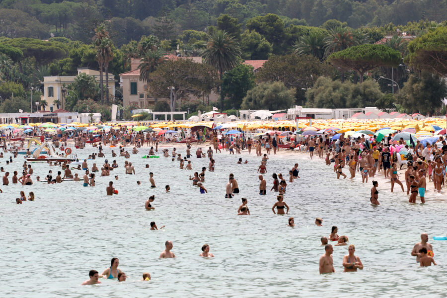 Foto Alberto Lo Bianco/LaPresse11-08-2021 Palermo, ItaliaCronaca Dalle fontane della Vucciria alle spiagge di Mondello, turisti e cittadini hanno cercato un po’ di refrigerio a Palermo, dove oggi le temperature erano altissime.nella foto: la spiaggia di Mondello piena di bagnanti Photo Alberto Lo Bianco/LaPresseAugust 11, 2021 Palermo, ItalyNewsSouthern Italy sizzles in temperatures up to 45C as heatwave continues