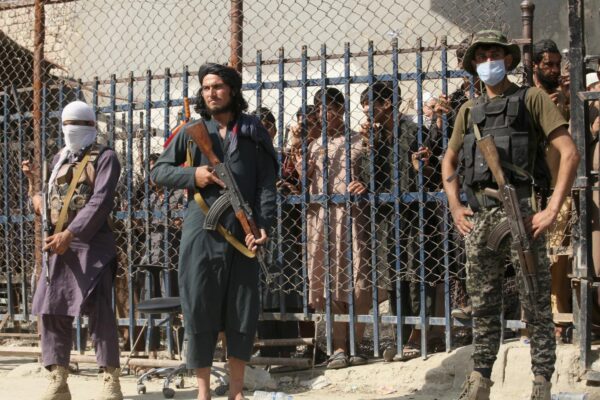 Le donne non possono andare a lavoro ma i talebani ‘rassicurano’: “Non c’è nessuna caccia in corso”