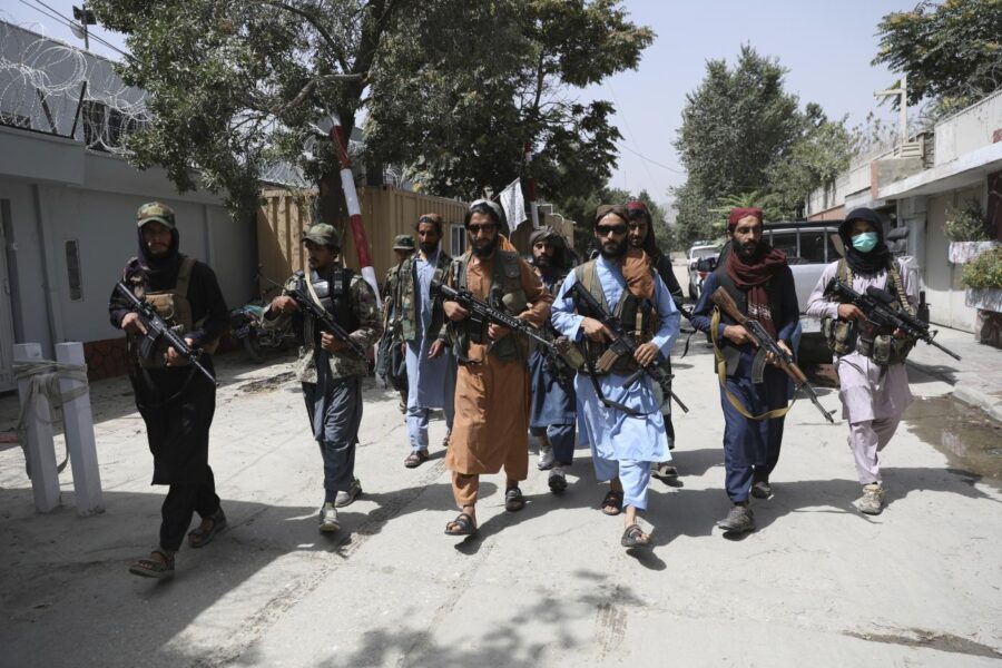 Afghanistan, i talebani sparano e la Nato batte un colpo: ma rastrellamenti ed esecuzioni brutali continuano