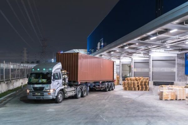 Camionista muore schiacciato dal suo tir, il dramma mentre stava scaricando la merce