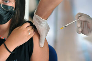 Terza dose vaccino a fragili e operatori sanitari, i dati di Moderna: “Robusta risposta contro Delta”. Ma l’Ema frena: “Non è urgente”