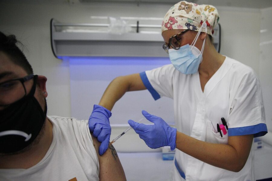 Vaccino obbligatorio, perché sono stati respinti tutti i ricorsi dei medici no-vax: così vince l’interesse collettivo