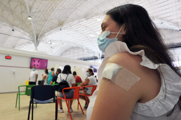 Obbligo vaccinale, verso l’estensione ad altre categorie: il 13% degli italiani ancora non prenotato