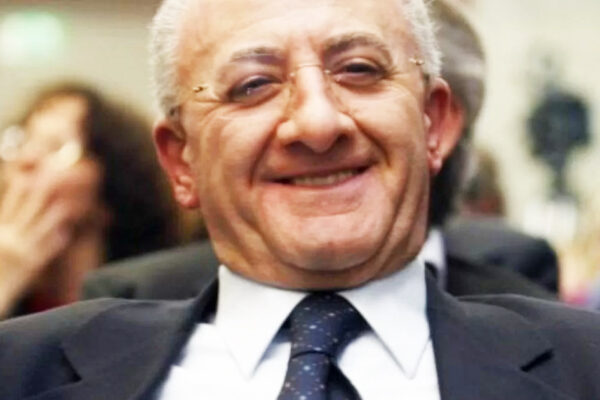 Sul doppio mandato De Luca gioca con le leggi dello Stato