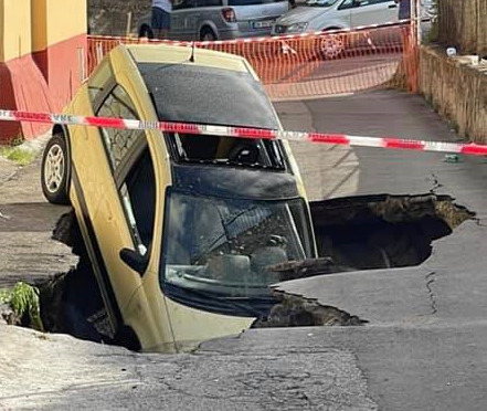 Auto precipita nella voragine, a Fuorigrotta 850 famiglie senza acqua e gas da ore