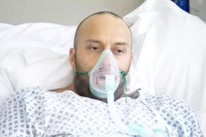 Morto di covid il cantante no-vax Marcus Birks, il suo ultimo appello: “Vaccinatevi”