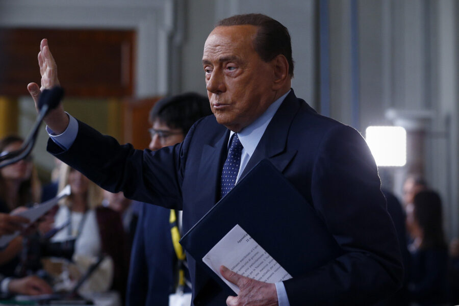 La Procura di Milano affonda ma continua la persecuzione contro Berlusconi