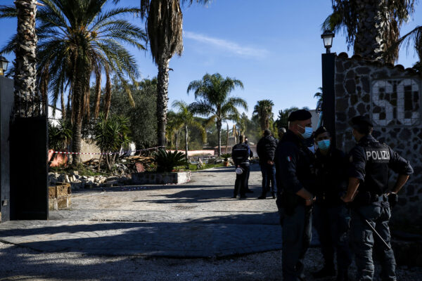 Foto Cecilia Fabiano/LaPresse 
21 Ottobre 2020 Roma (Italia)
Cronaca
Demolizione di una delle ville dei Casamonica  in zona Tuscolana 
Nella Foto: l’operazione di sgombero e demolizione dentro la villa  
Photo Cecilia Fabiano/LaPresse
October 21, 2020  Roma (Italy) 
News 
Casamonica villa demolition starts in the Tuscolana area
In The Pic: police operation in the villas seized from the Roman Casamonica crime family