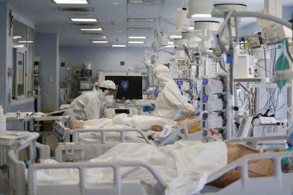 Covid, allarme dagli ospedali italiani: in 3 regioni reparti pieni oltre la soglia di allerta