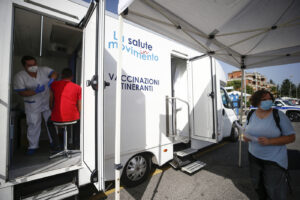 Foto Cecilia Fabiano/ LaPresse 
04 Agosto 2021 Roma (Italia)
Cronaca   
Campagna vaccinale anti Covid 19 itinerante con vaccino Janssen: la tappa al mercato di Ciampino
Nella Foto : il camper ed il gazebo dove viene effettuato il vaccino 


Photo Cecilia Fabiano/ LaPresse 
August 04 , 2021  Roma (Italy) 
News  :  
Itinerant anti Covid 19 vaccination campaign with Janssen vaccine, the stop at the Ciampino market
In the Pic : the sanitary camper