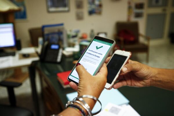 Green pass, primi casi di prof ‘respinti’ a scuola perché senza certificato: “È abuso d’ufficio”