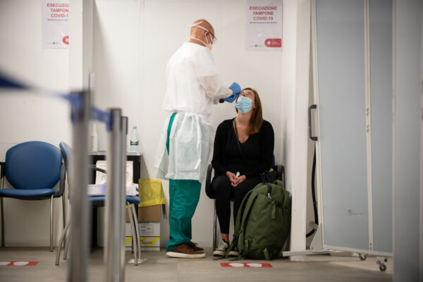 Foto  Claudio Furlan/LaPresse
30 Agosto 2021 Milano Italia
News
Tamponi su base volontaria per chi torna da Sicilia e Sardegna presso l’aeroporto di Linate

Photo  Claudio Furlan/LaPresse
August 30, 2021 Milano, Italy
News
Swabs on a voluntary basis for those returning from Sicily and Sardinia to Linate airport