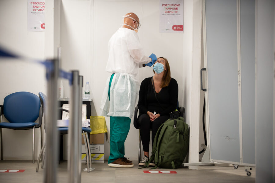 Foto  Claudio Furlan/LaPresse
30 Agosto 2021 Milano Italia
News
Tamponi su base volontaria per chi torna da Sicilia e Sardegna presso l’aeroporto di Linate

Photo  Claudio Furlan/LaPresse
August 30, 2021 Milano, Italy
News
Swabs on a voluntary basis for those returning from Sicily and Sardinia to Linate airport