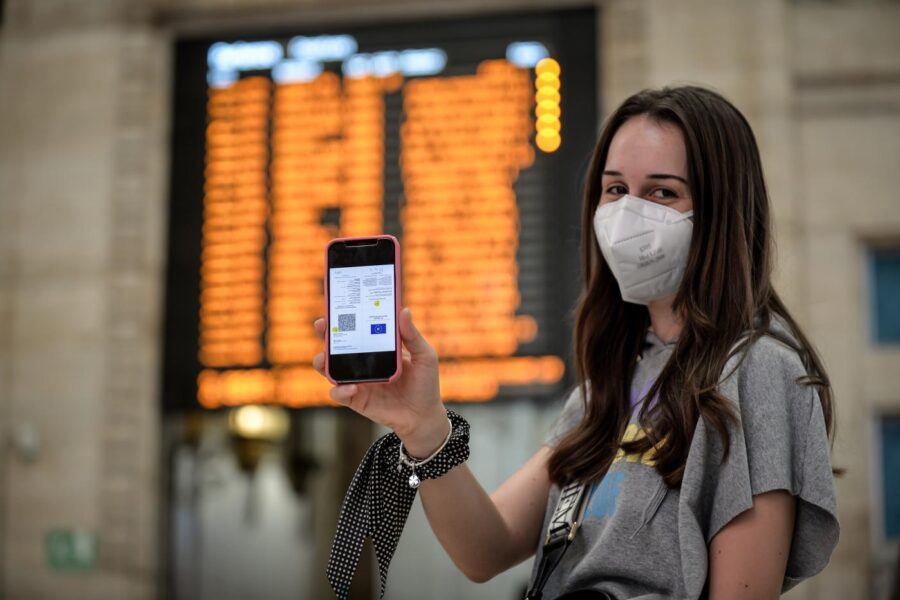 Green Pass obbligatorio, si va verso l’estensione d’uso: dove sarà necessaria la certificazione