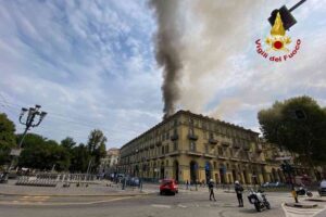 Incendio a Torino, le fiamme coinvolgono un altro edificio: 5 feriti e 100 sfollati