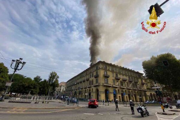 Incendio a Torino, indagato fabbro che stava installando una cassaforte nell’attico