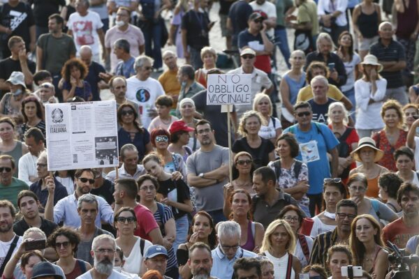 No Vax, blitz della polizia contro i ‘guerrieri’: preparavano armi ed esplosivi per la manifestazione di Roma