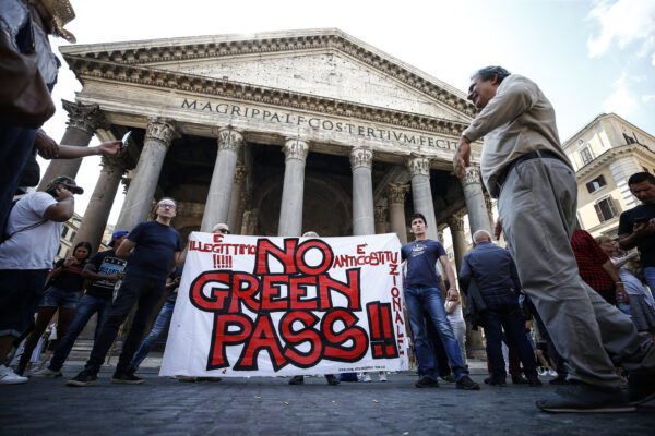 “Progettavano attentati”, indagati guerriglieri no vax