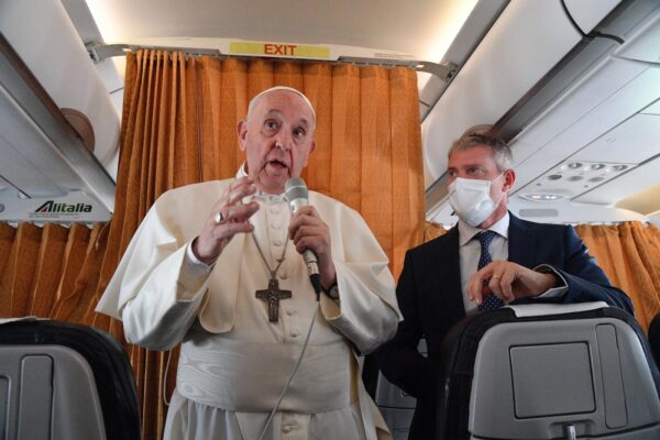 Papa Francesco sgancia la bomba: “Mi volevano morto e preparavano il conclave ma io sto bene”