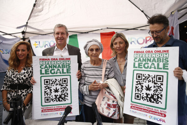 Referendum cannabis, raggiunte le 500mila firme in una settimana: un ‘messaggio’ al Parlamento